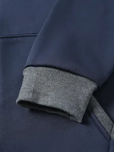 Vue détaillée des poignets du sweat à capuche bleu marine avec maille grise et couture
