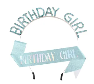 Détail du serre-tête argenté Birthday Girl avec strass bleus et écharpe à paillettes