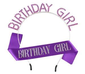 Détail du serre-tête en strass violet Birthday Girl et de l'écharpe en satin