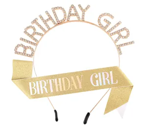 Détail de l'écharpe pailletée Birthday Girl et du serre-tête en strass dorés