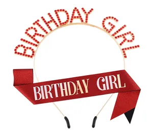 Détail du serre-tête doré Birthday Girl avec strass rouges et écharpe scintillante