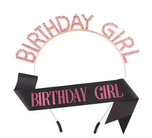 Détail du serre-tête avec strass et de l'écharpe en satin noir pour anniversaire