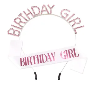 Détail du diadème Birthday Girl en strass roses et écharpe de fête assortie