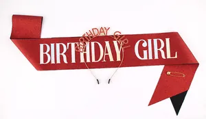 Gros plan sur l'écharpe Birthday Girl rouge et le diadème doré en strass