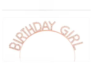 Gros plan du serre-tête en métal or rose avec lettrage BIRTHDAY GIRL en strass