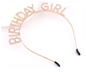 Détail du serre-tête Birthday Girl or rose avec strass brillants et embouts de protection