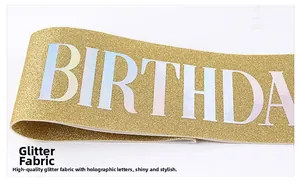 Gros plan sur l'écharpe d'anniversaire dorée pailletée avec texte holographique