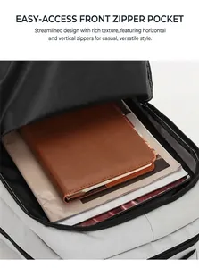 Details der vorderen Reißverschlusstasche am grauen Rucksack mit Platz für Notizbücher