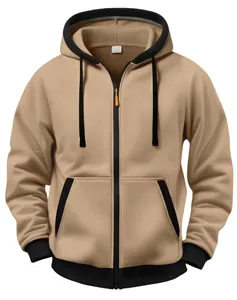 Détails d'un sweat à capuche kaki avec bordures noires contrastées et tirettes orange