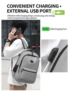 Detailansicht eines externen USB-Ladeanschlusses an einem hellgrauen Rucksack