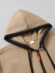 Détails du sweat à capuche en polaire kaki avec fermeture éclair noire et accents