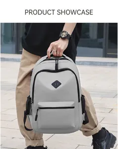 Detail eines hellgrauen Reiserucksacks mit USB-Ladeanschluss und Netztasche