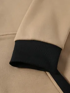 Détail d'un sweat à capuche kaki avec poignets côtelés noirs et tissu épais