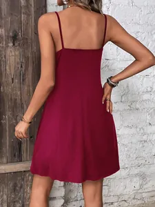 Vista posteriore di un sexy abito sottoveste in maglia bordeaux con silhouette a trapezio