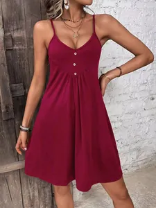 Dettaglio abito in maglia bordeaux con scollo a V, bottoni bianchi e texture a coste fini