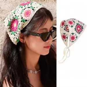 Details zum Häkel-Bandana mit rosa Blumenmuster und verstellbaren Bindebändern