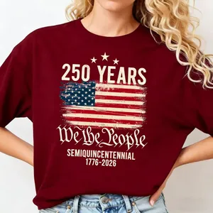Détail de l'imprimé USA 250e anniversaire sur un t-shirt en coton bordeaux pour femme