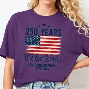 Détail du t-shirt violet avec imprimé commémoratif 250 Years We the People 1776-2026