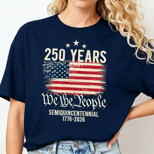 Détail de l'imprimé graphique 250e anniversaire USA sur un t-shirt bleu marine