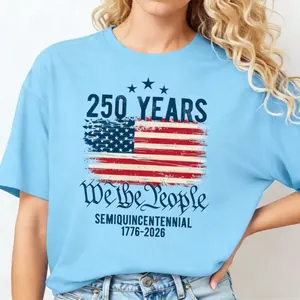 Gros plan sur l'imprimé du 250e anniversaire des USA sur t-shirt en coton bleu