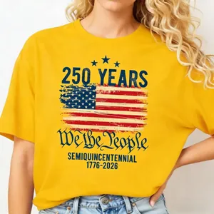Détail de l'imprimé USA 250e anniversaire sur un t-shirt jaune en coton à col rond