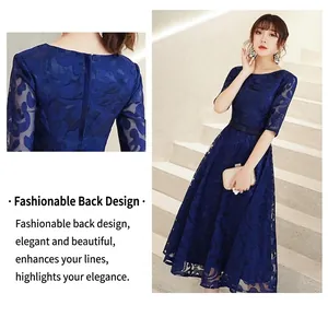 Détail du design élégant du dos et du tissu en dentelle florale de cette robe bleu foncé