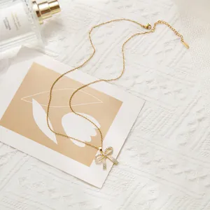 Elegante goldene Halskette für Damen mit funkelnder Schleife und feiner O-Kette