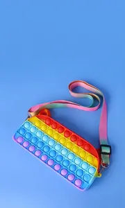 Dettaglio della borsa a tracolla pop it in silicone arcobaleno con cinturino regolabile