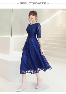 Détail de la dentelle bleu marine élégante avec motifs floraux et ceinture assortie