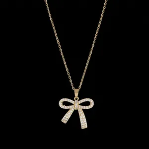Elegante goldene Schleifen-Halskette für Damen mit Zirkonia-Mikropavé auf feiner Kette