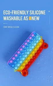 Astuccio arcobaleno in silicone lavabile con gocce d'acqua sulla superficie