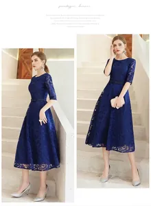 Détail de la robe de soirée en dentelle bleu foncé, silhouette en A et texture élégante