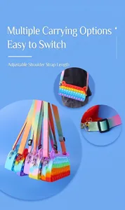 Dettaglio borsa a tracolla pop fidget arcobaleno in silicone con cinturino in tessuto regolabile