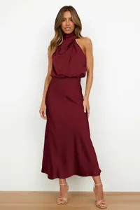 Détail de la robe midi élégante en satin bordeaux avec licou et design épaules nues