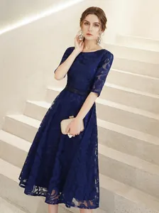 Détail d'une robe de soirée élégante en dentelle bleu foncé avec motif floral