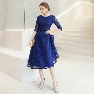Robe mi-longue élégante en dentelle bleu marine avec demi-manches et ceinture