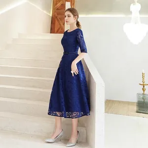 Robe midi élégante en dentelle bleu roi avec taille ajustée et demi-manches pour soirée