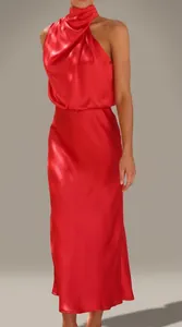 Gros plan de la robe en satin rouge avec licou élégant et détails plissés au col