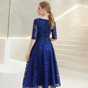 Robe élégante en dentelle bleu foncé grande taille avec jupe trapèze et ceinture de fête