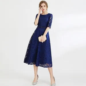 Robe midi élégante en dentelle bleu marine avec broderie florale et manches demi-longues