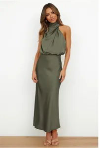 Détail d'une robe longue en satin vert olive avec col licou et texture drapée