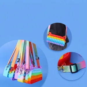 Borsa a tracolla arcobaleno pop fidget in silicone con cinturino regolabile