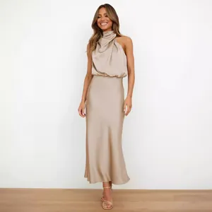 Robe longue élégante en satin champagne avec col licou et plis pour des soirées habillées