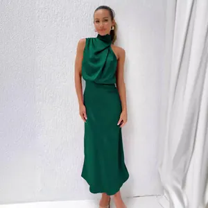 Robe élégante en satin vert émeraude sans manches avec col licou et détails drapés