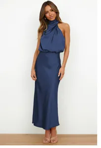 Elegantes ärmelloses Satin-Maxikleid in Dunkelblau mit Neckholder und Fall