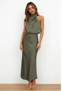 Elegante vestido maxi de satén verde oliva con cuello halter y escote drapeado sedoso