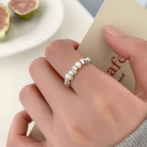 Elegante anello in argento S925 con perle d'acqua dolce e perle d'argento sulla mano
