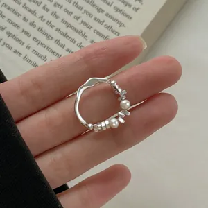 Elegante anello a onda in argento sterling S925 con perle d'acqua dolce sulla mano