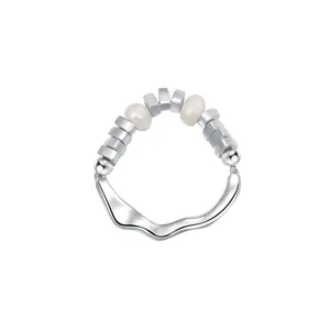 Anello a onde in argento S925 con perle d'acqua dolce e perle geometriche su sfondo bianco