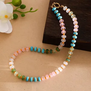 Nahaufnahme der Boho-Perlenkette mit bunten Natursteinen und goldenem Verschluss